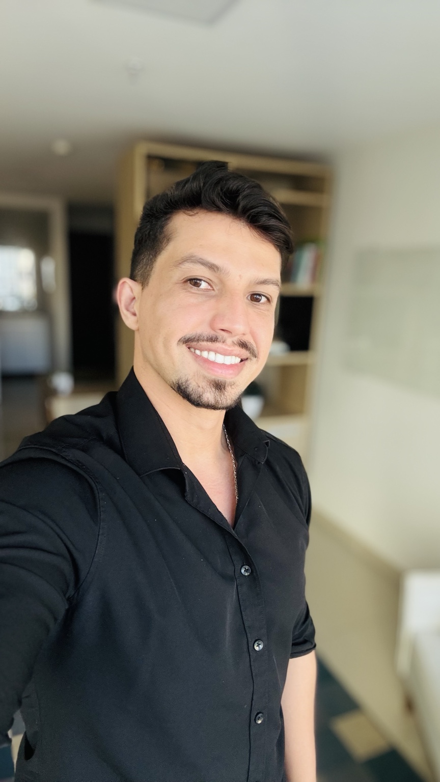 Psicólogo Jorge Braga em seu consultório